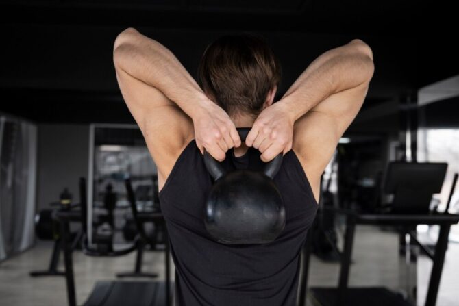 Najlepsze ćwiczenia na triceps na siłowni