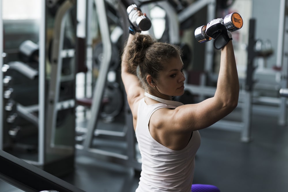 ćwiczenia bicepsa z hantlami na siłowni Energym