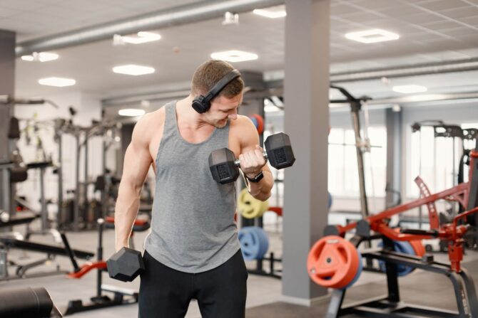 Najlepsze ćwiczenia na biceps, które wykonasz na siłowni